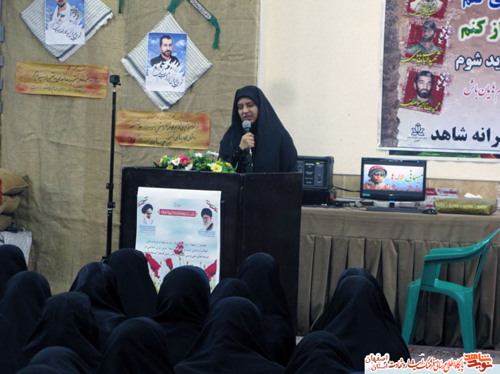 برگزاری مراسم گرامیداشت شهدای کاشان در دبیرستان دخترانه شاهد