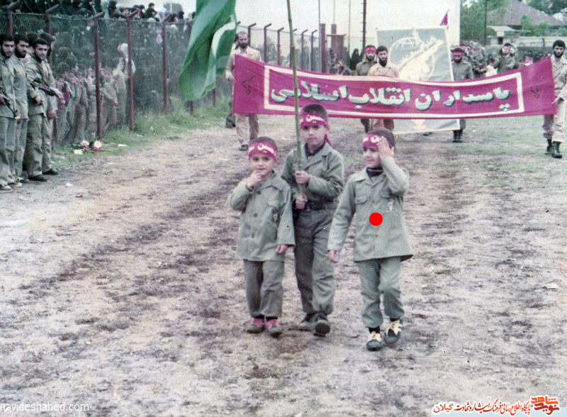 عکس دیده نشده از شهید مدافع حرم گیلان در تشییع شهدای دفاع مقدس