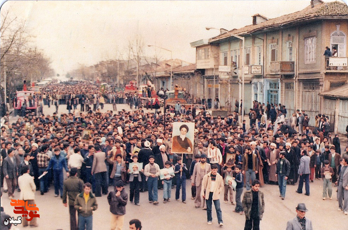 تظاهرات مردم چند روز قبل از پیروزی انقلاب- خیابان امام خمینی رشت سال ۱۳۵۷
