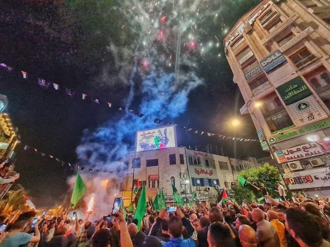 عَمَت مسيرات حاشدة في جميع محافظات القطاع والضفة المحتلة والمخيمات الفلسطينية في لبنان عَمَت مسيرات حاشدة في جميع محافظات القطاع والضفة المحتلة والمخيمات الفلسطينية في لبنان