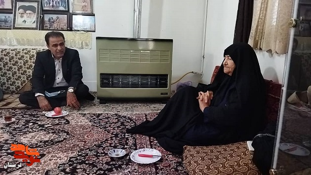 گزارش تصویری/ دیدار مدیرکل بنیاد شهید لرستان با مادر شهیدان «اصغر و رسول زیودار»