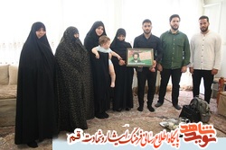 امضای کارنامه دختر توسط پدر شهیدش/امضایی نه از جنس جوهر و نه از جنس خون&zwnj;های دنیایی