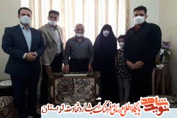 اهدای تندیس ملی فداکاری به خانواده شهیده سلامت «زهرا شیرویه»