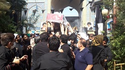 گزارش تصویری/پیکر مطهر شهید &laquo;مالامیری&raquo; نخستین روحانی شهید مدافع حرم در قم آرام گرفت