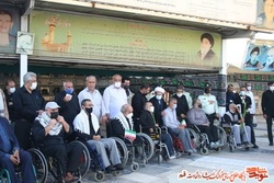ادای احترام نظامیان به مقام شامخ جانبازان در قم