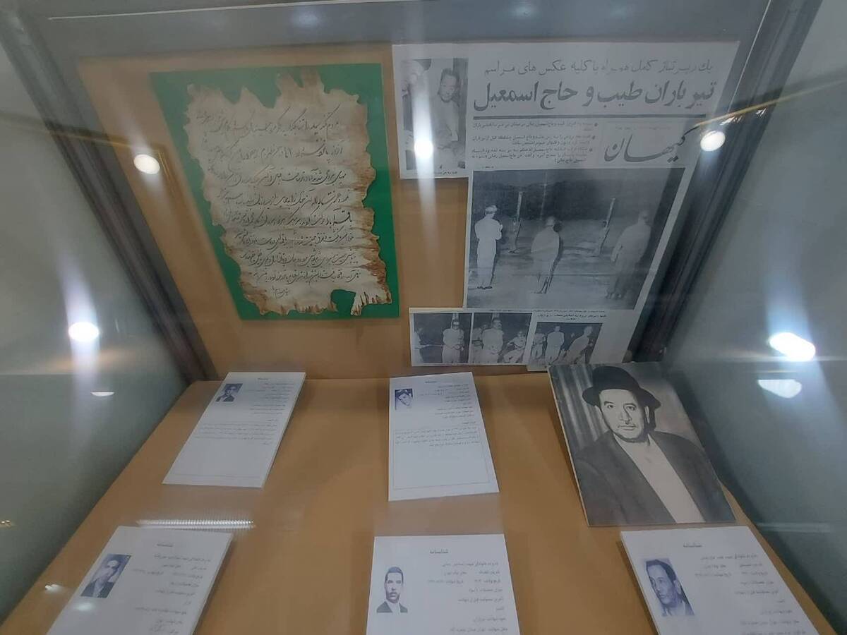 غبارروبی و بازآرایی غرفه شهید طیب حاج‌رضایی