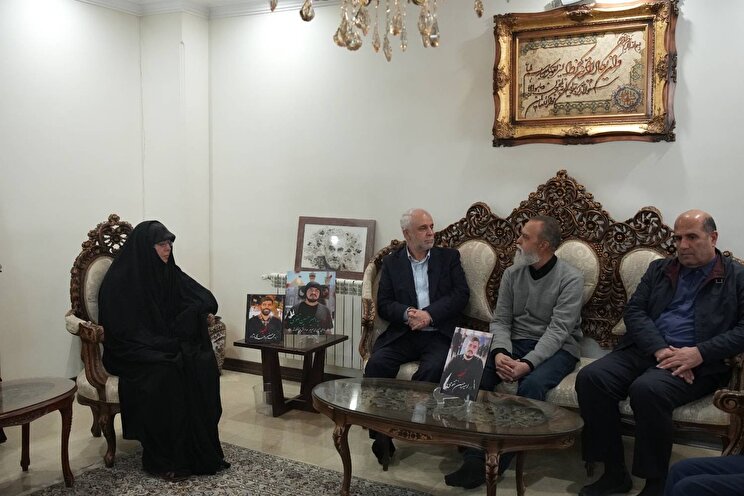 دیدار مهندس سعید اوحدی با خانواده شهید والامقام سید امیرحسین تقوی و شهید سید محمدحسن احدی‌نژاد/ تصاویر