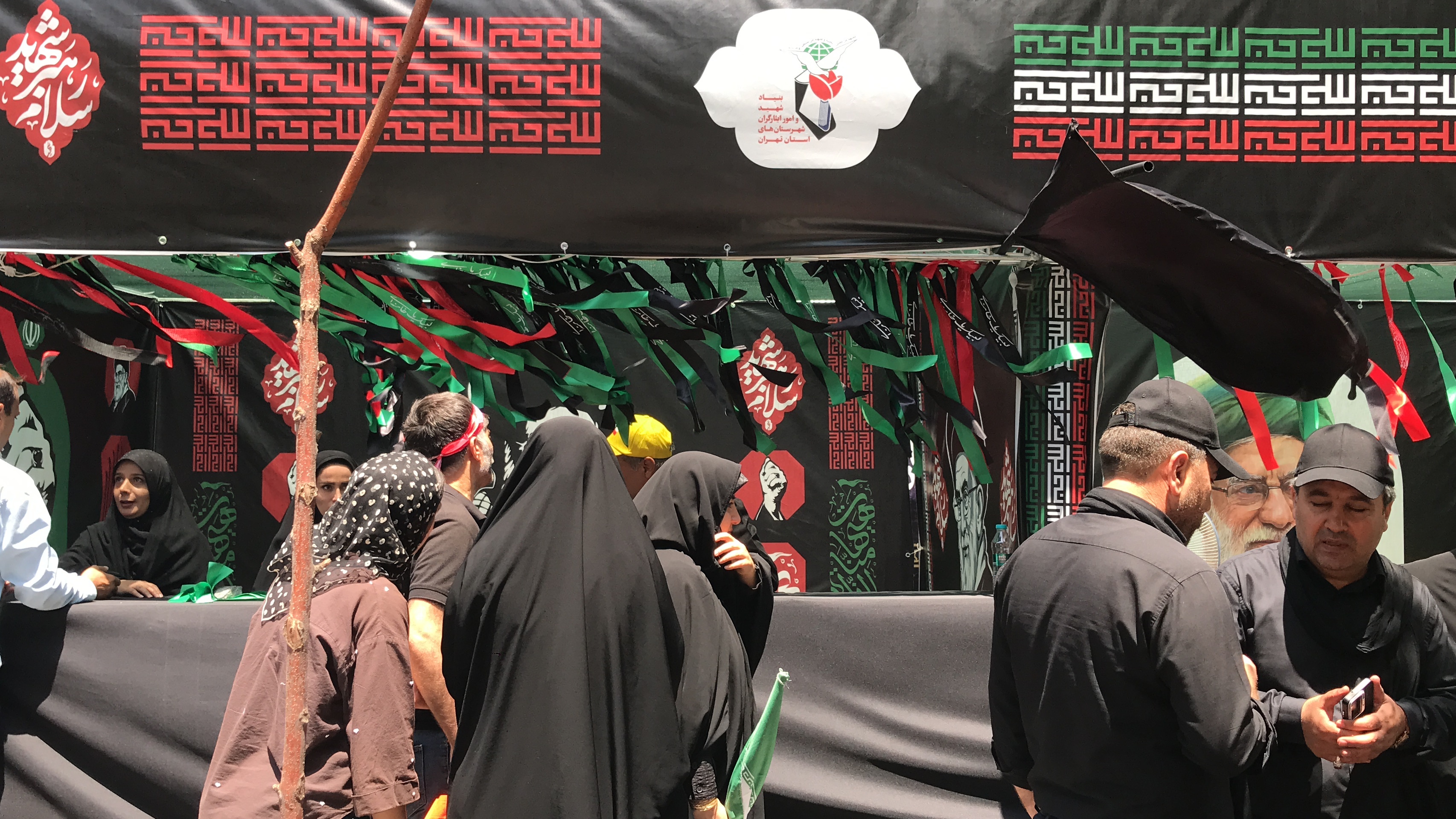 ویدئو/ خدمت‌رسانی موکب‌های بنیاد شهید در مراسم تشییع رهبر شهید (قسمت اول)