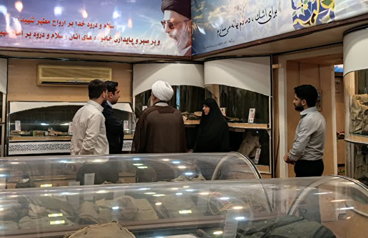 بازدید نماینده ولی‌فقیه در بنیاد شهید گیلان از موزه شهدای استان