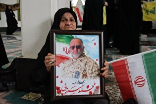 مادری با قاب عکس فرزند شهید در گلزار شهدای املش؛...