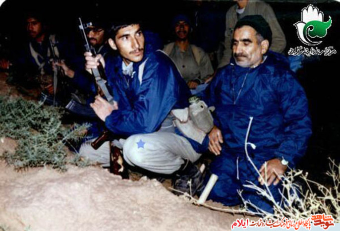دانشجوی شهید «ستار کمالوند» نفر سمت چپ