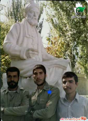 دانشجوی شهید «ستار کمالوند» نفر وسط
