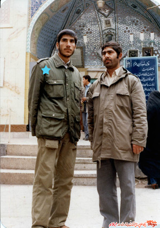 دانشجوی شهید «ستار کمالوند» نفر سمت چپ
