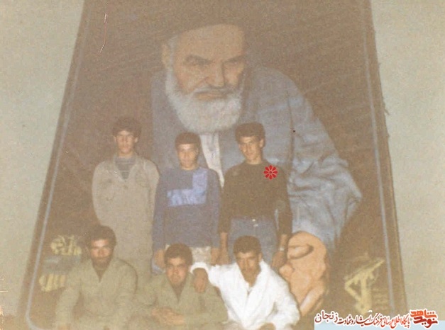 شهید محمدعلی بیات در کنار تصویر امام 